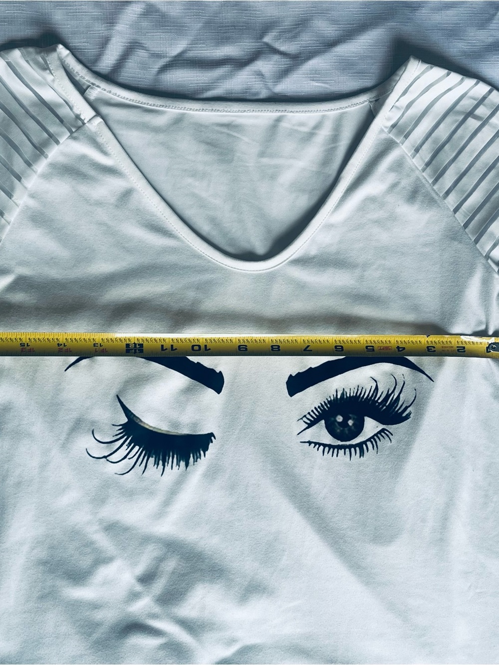 White Long-Sleeve Graphic Tee with winking Print L - Picture 4 of 6